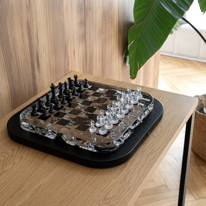 Шахи «Mementum». Прозора та біла епоксидна смола, поліуретановий лак