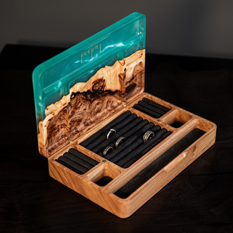 Jewelry box “Ornament. Mint”. Rocky elm, mint pearlescent epoxy resin, polyurethane varnish
