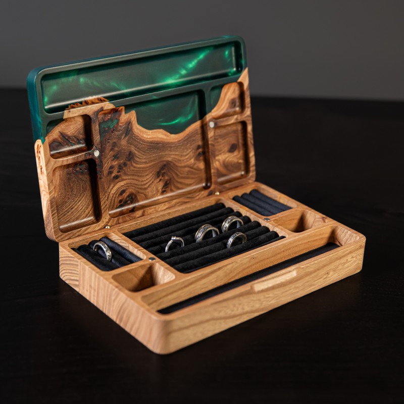Jewelry box «Ornament. Emerald». Rock elm, green pearl epoxy resin, polyurethane 