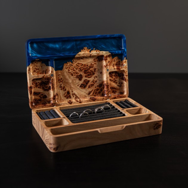 Скринька для прикрас «Орнамент. Сапфір». Скельний в’яз, синя перламутрова епоксидна смола, поліуретановий лак