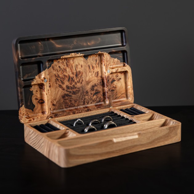 Скринька для прикрас «Орнамент. Димчастий кварц». Скельний в’яз, коричнева перламутрова епоксидна смола, поліуретановий лак