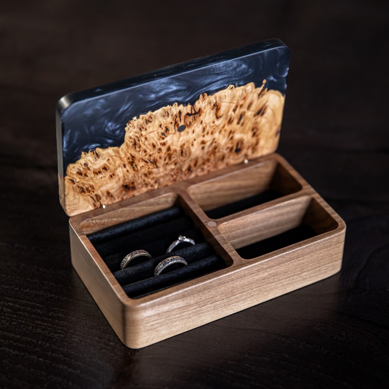 Скринька для прикрас «Орнамент. Чорна перлина». Горіх, в'яз, епоксидна смола, поліуретановий лак