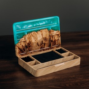 Jewelry box “Ornament. Mint”. Rocky elm, mint pearlescent epoxy resin, polyurethane varnish