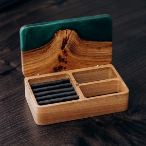 Скринька для прикрас «Орнамент. Смарагд». Горіх, в'яз, епоксидна смола, поліуретановий лак