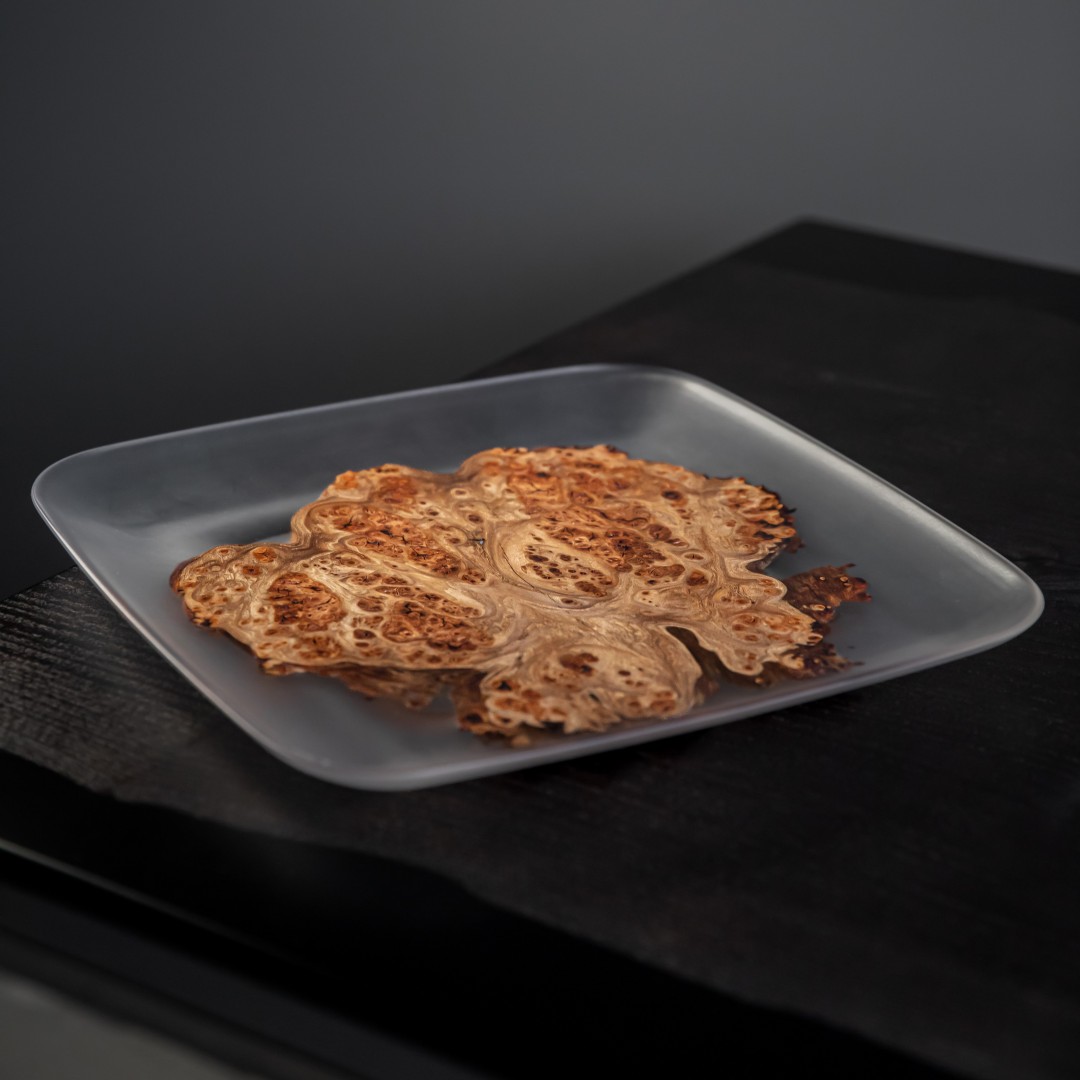 Сервірувальна таріль "Альбертіні" з капу скельного вʼязу та прозорої епоксидної смоли