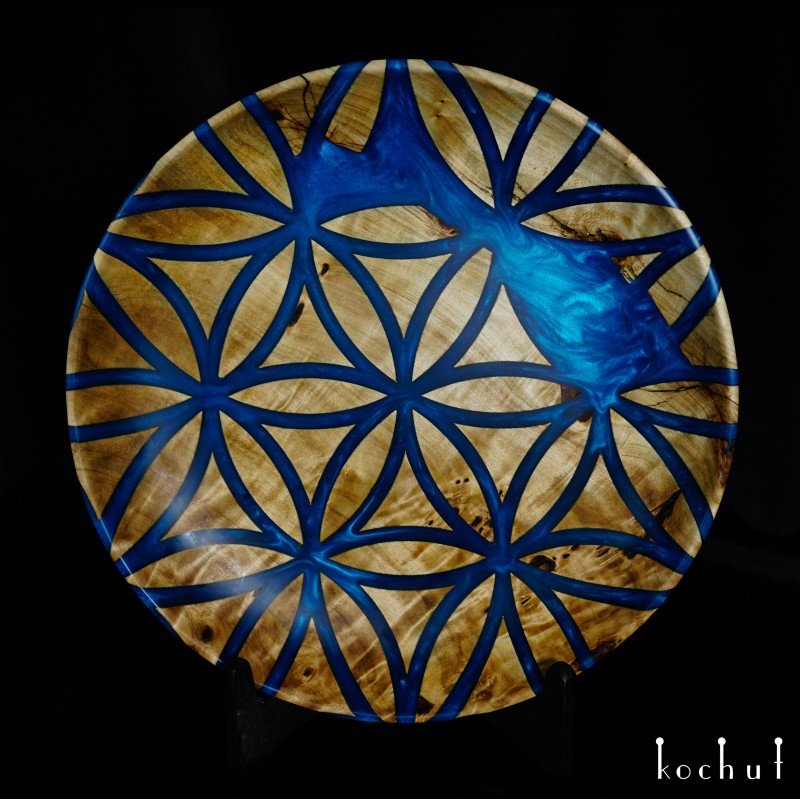 Decorative plate «Satori. Sapphire». Elm, epoxy, oil-wax. Size M (diameter 340 mm)
