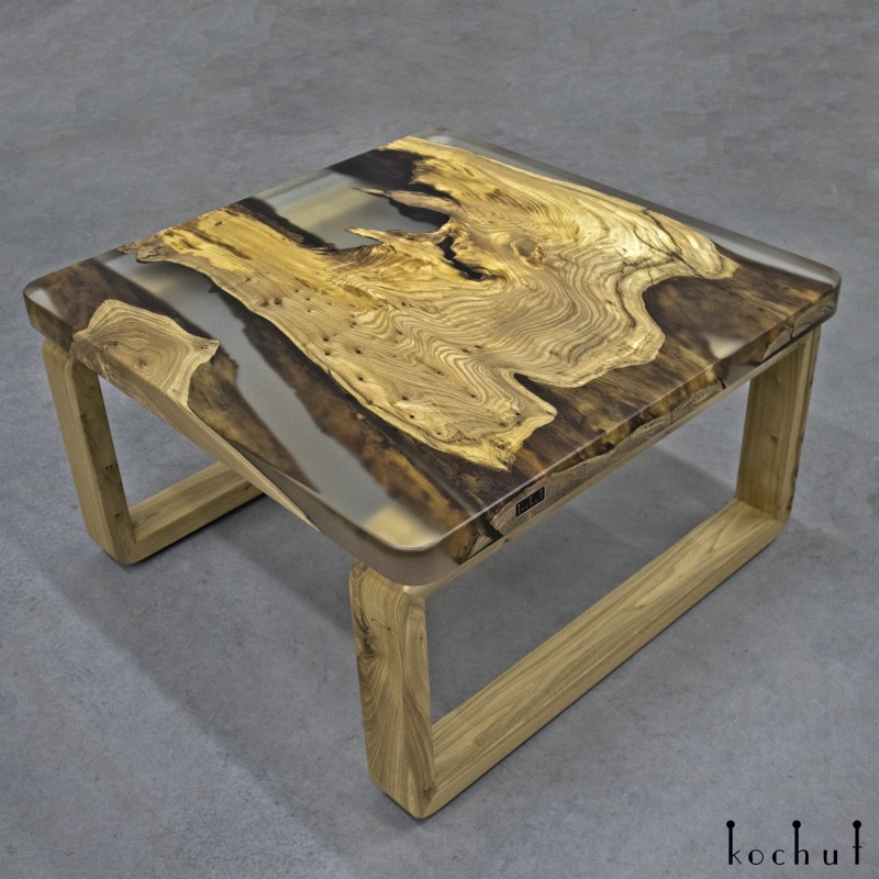 Coruldi — coffee table from elm and epoxy resin