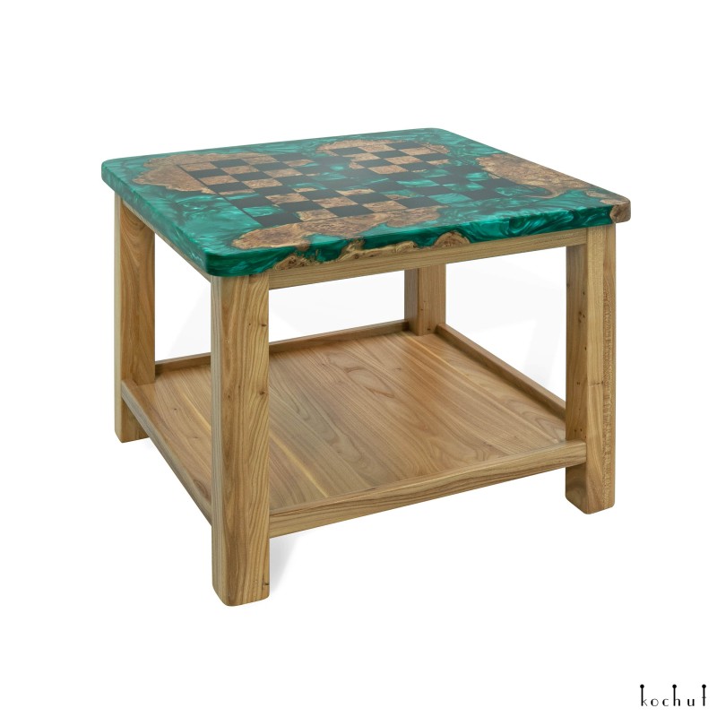 Журнальний стіл-шахи «Королівський гамбіт». Скельний в'яз, зелена перламутрова епоксидна смола, поліуретановий лак