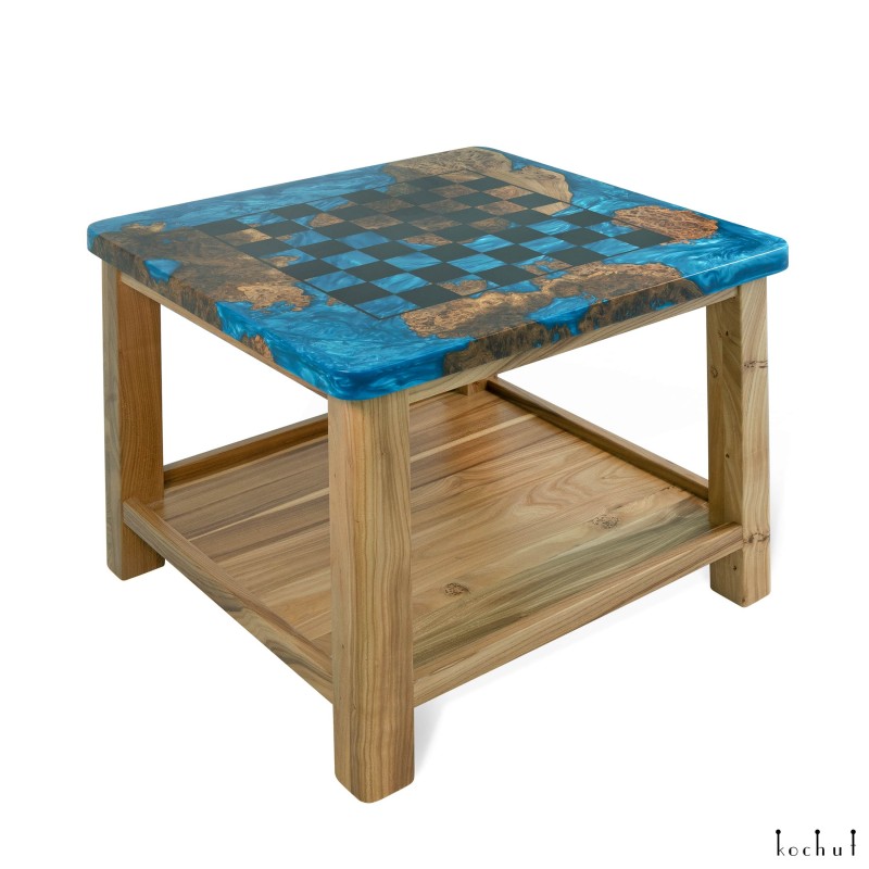 Журнальний стіл-шахи «Сицилійський гамбіт». Скельний в'яз, синя перламутрова епоксидна смола, поліуретановий лак