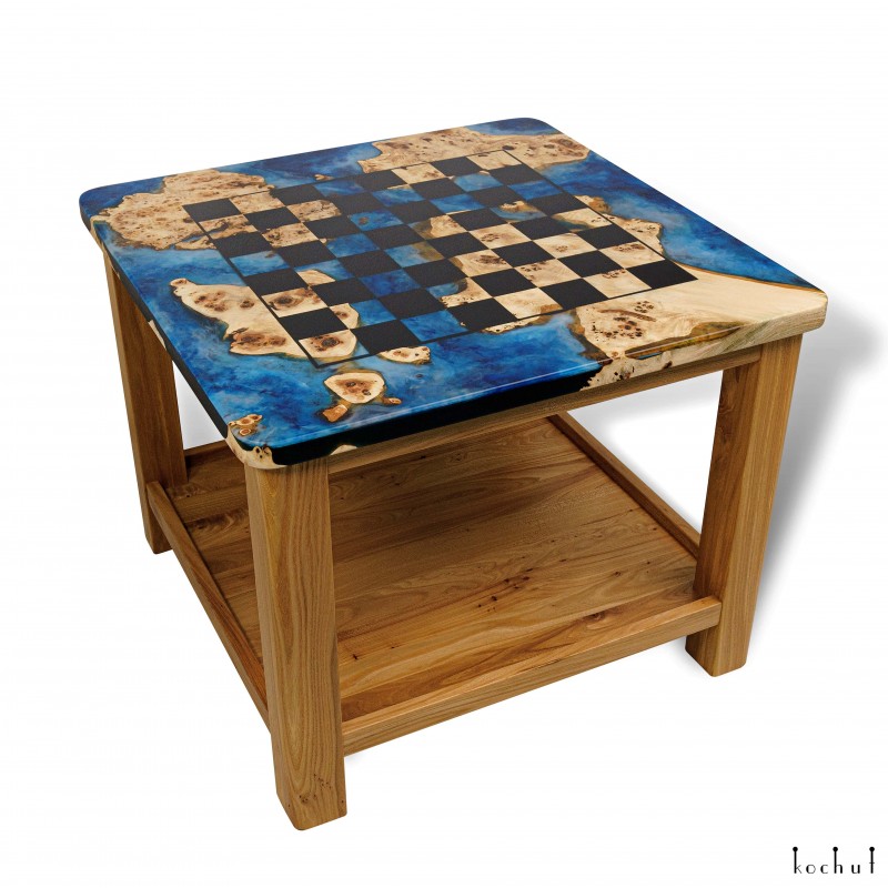 Журнальний стіл-шахи «Сицилійський гамбіт». Скельний в'яз, синя перламутрова епоксидна смола, поліуретановий лак